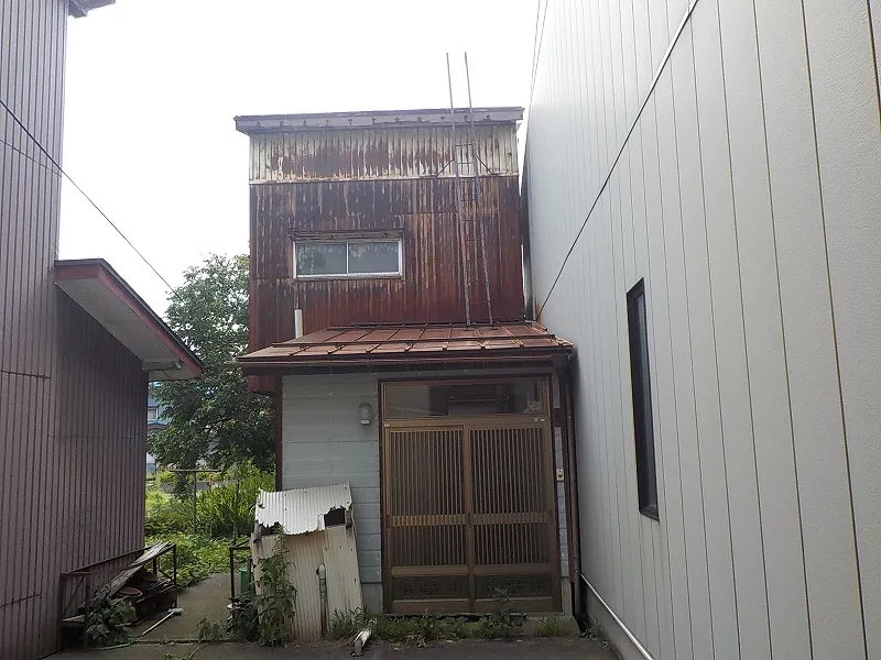 両隣に家が接する木造2階建て(35坪)の解体前