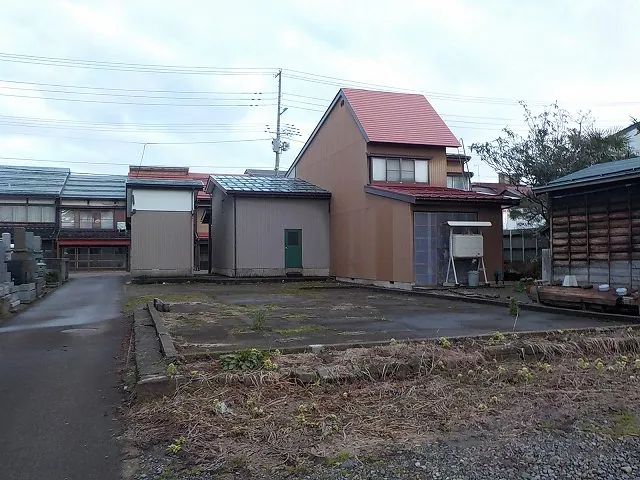 隣家に接する車庫（23坪）の解体前